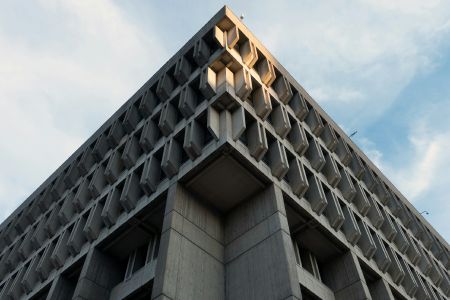 Monolithe brutaliste