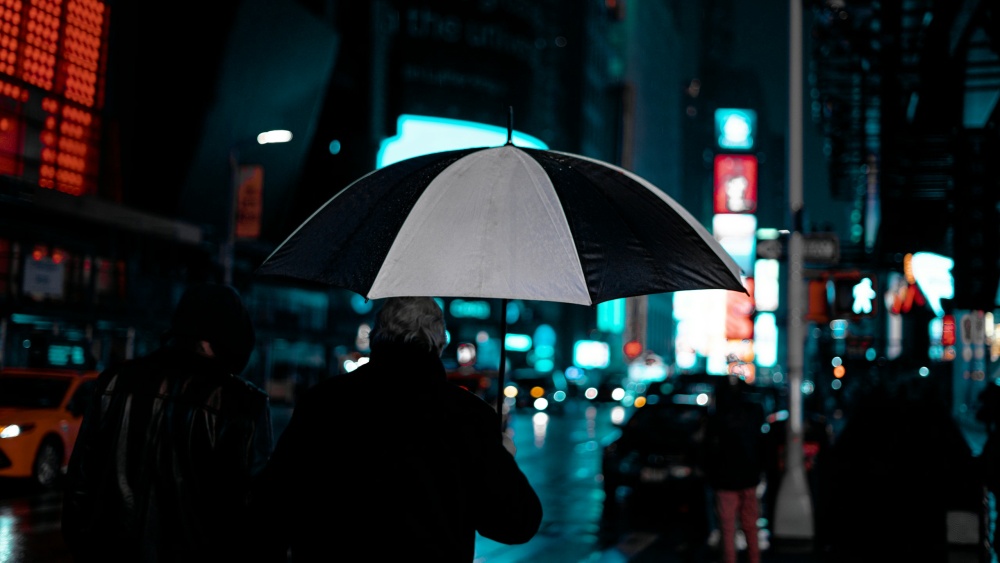 Parapluie sous les néons
