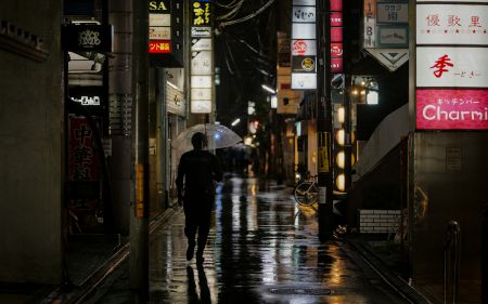 Seul dans la ville nocturne